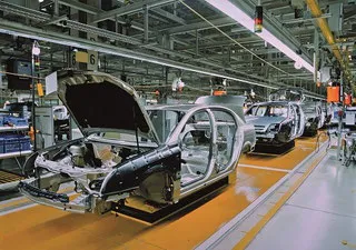 Carrosseries sur une ligne de production dans une usine automobile