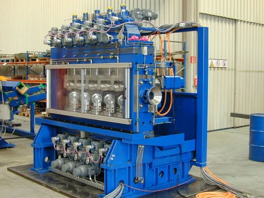 Enderezadora de tubos multirrodillo azul en un taller