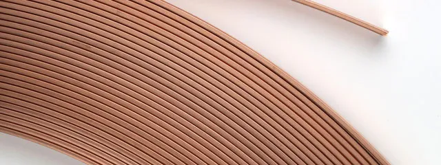 شريط نحاسي ملفوف بإحكام في لقطة مقرّبة