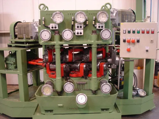 Grüne Rohrrichtmaschine mit vielen Manometern und Schaltkasten